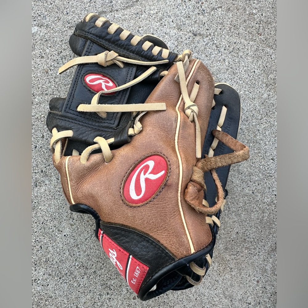 Rawlings Tan and Black Youth Baseball Glove.